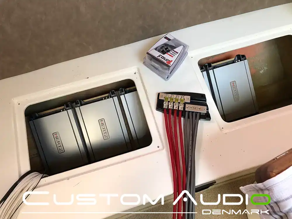 Custom Audio marine stereo monteringsbillede Sealine sc35